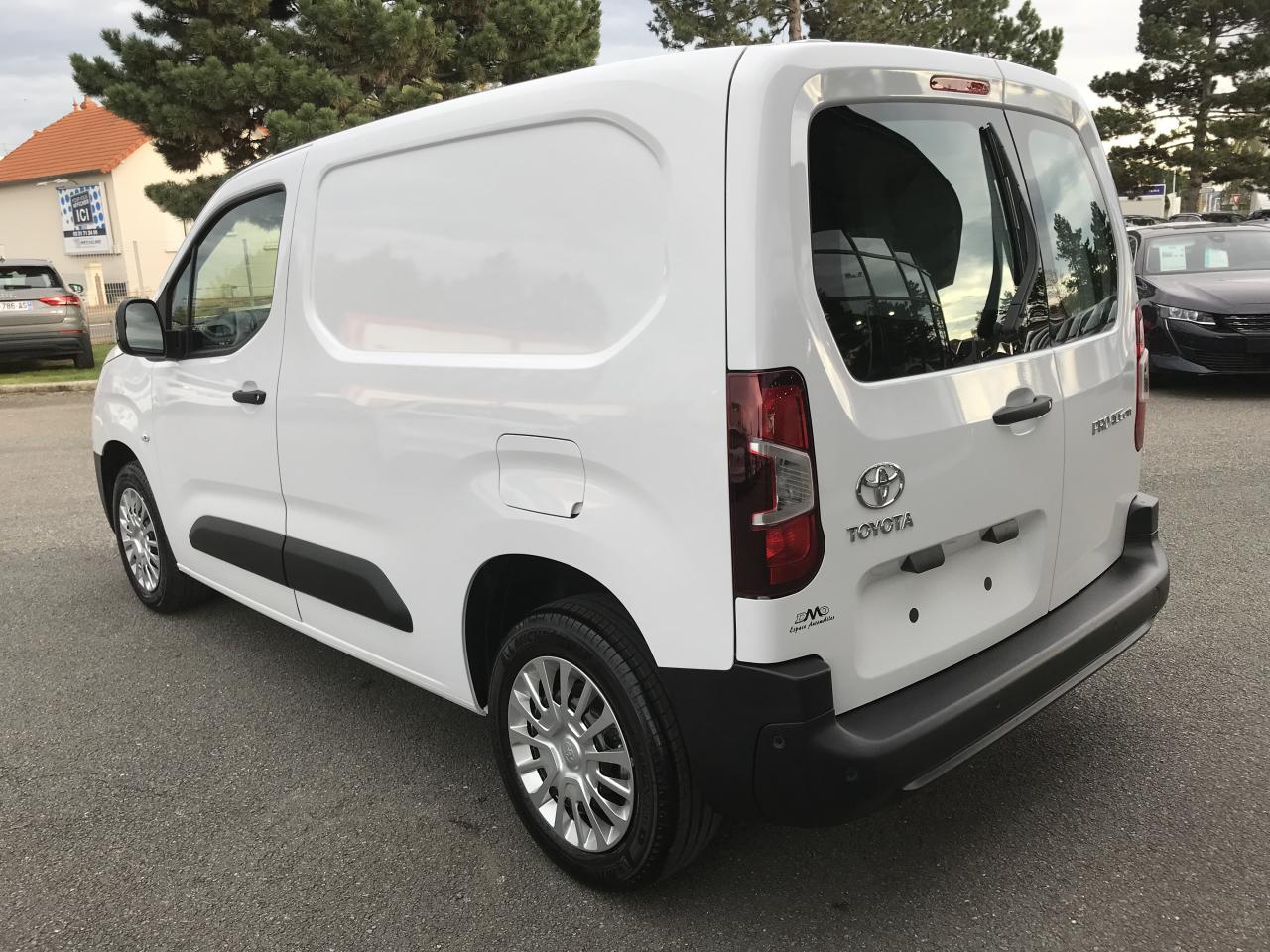 D M O TOYOTA PROACE CITY FOURGON tôlé Medium 1 5L 100ch BVM6 Business